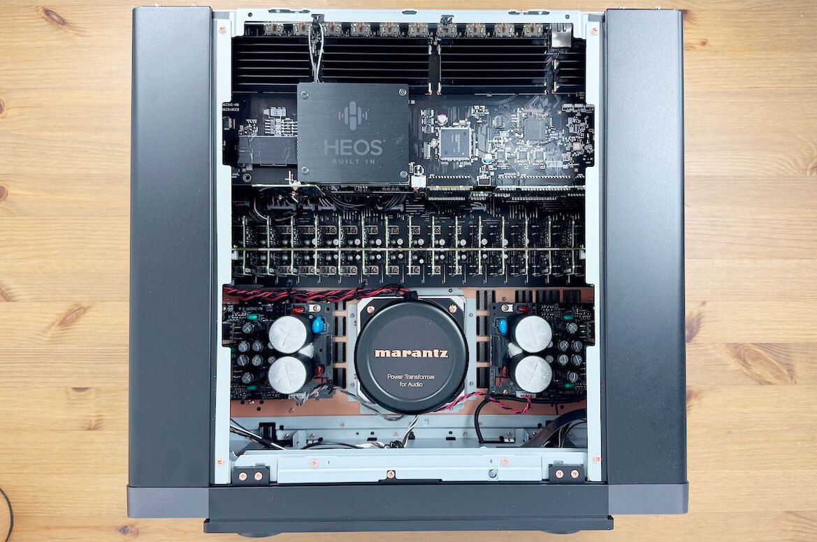 Blick ins Innenleben des AV-Vorstufe Marantz AV 20