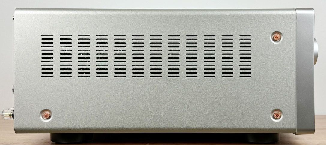 Seitenansicht des Marantz Cinema 30