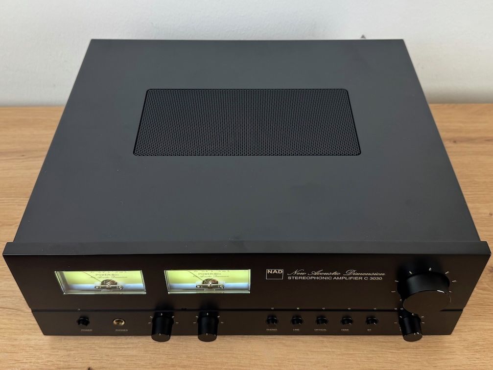 NAD C 3030 Ansicht von schräg oben