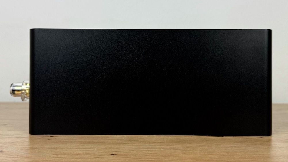 Seitliche Ansicht des NAD M10 V3