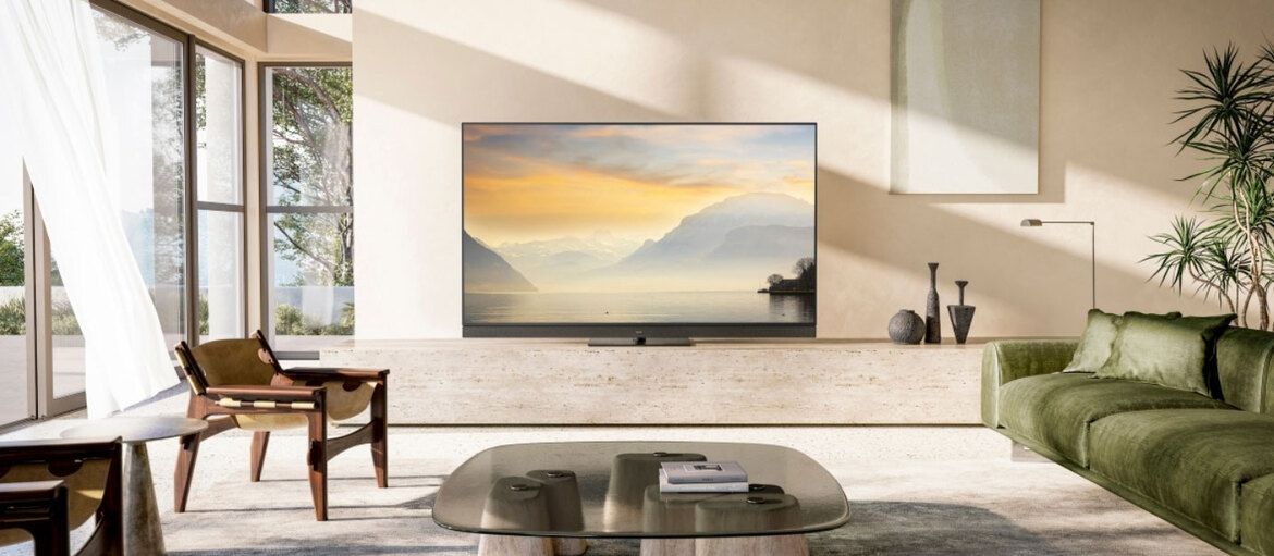 Ein Fernseher mit großer Bilddiagonale kann als bestimmendes Element im Wohn-Ambiente wirken.