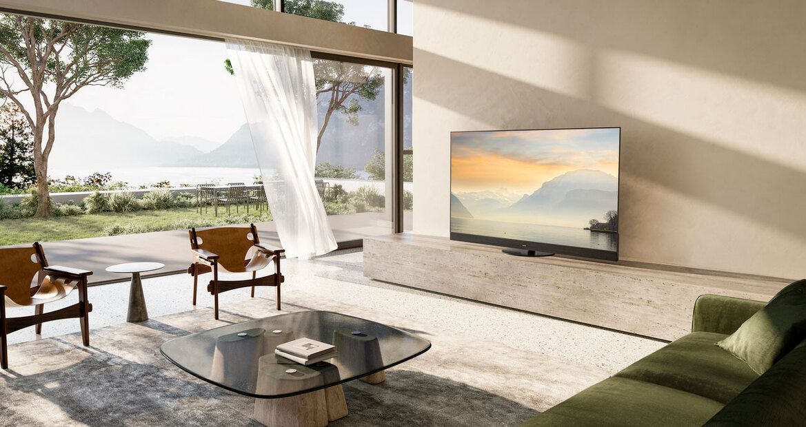Ein Fernseher mit großer Bilddiagonale kann als bestimmendes Element im Wohn-Ambiente wirken.