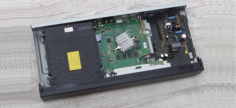 Innenansicht des Blu-ray-Recorders Panasonic DP-UB824