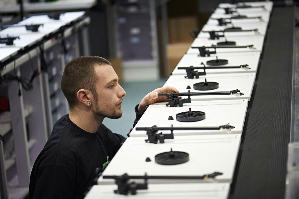 Qualitätskontrolle in der Rega Manufatur