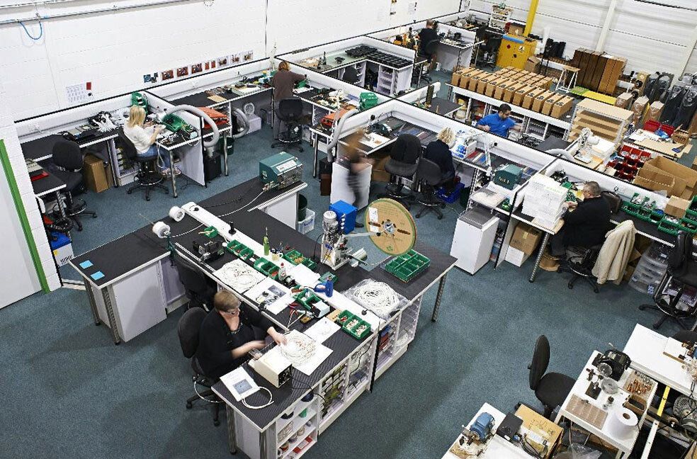 Platinenbestückung bei Rega