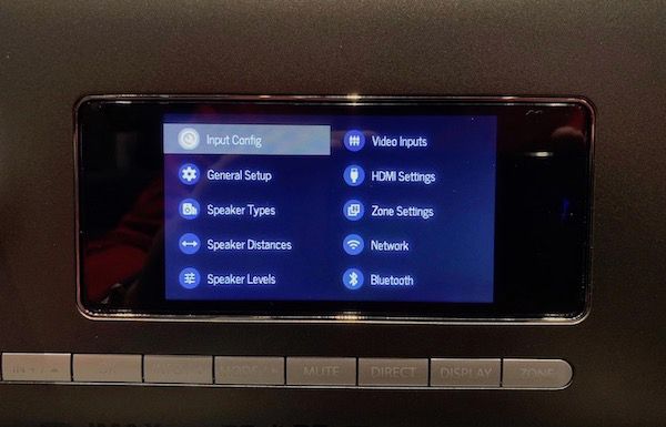 Großes OLED-Display der Arcam AV-Receiver