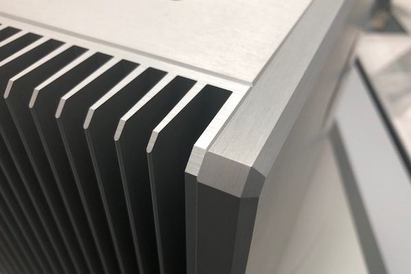 Sehr solide Verarbeitung an der OVATION SA 8.3