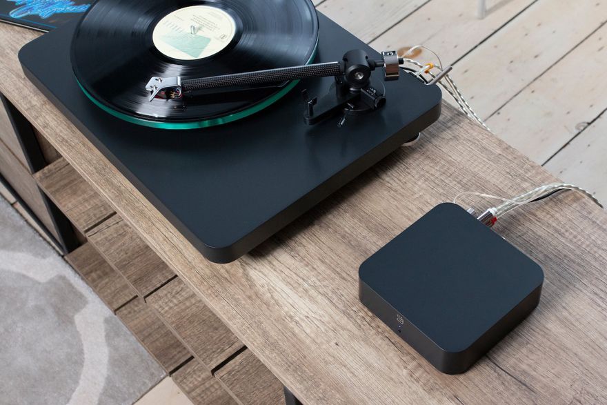 Bluesound Hub CS 130 mit Schallplattenspieler