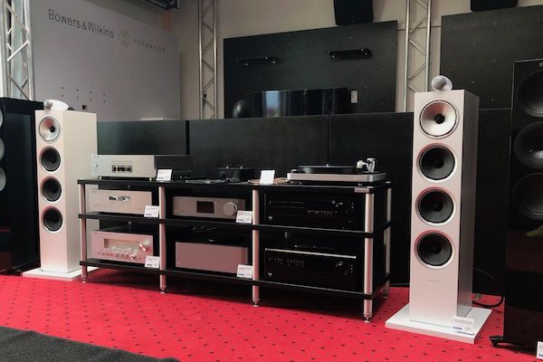Abbildung HIFI-REGLER-Studio mit Standlautsprechern Bowers &amp; Wilkins  702 S2