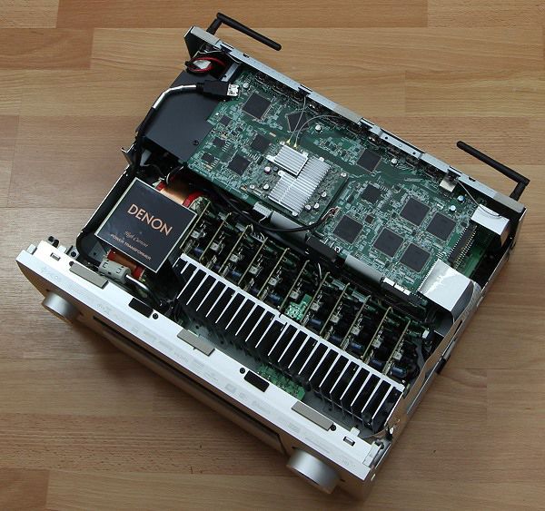 Abbildung des Innenlebens von einem Denon AV-Receiver
