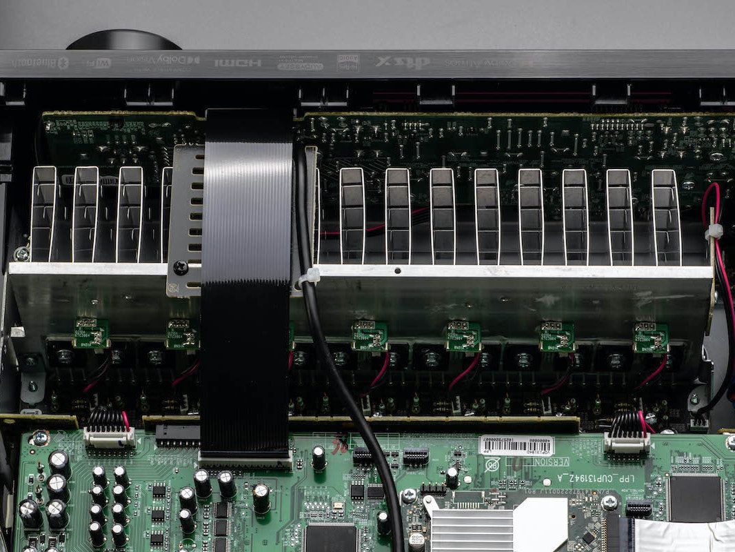 Denon AVR-X1700 H - Endstufen und Kühlkörper seitlich