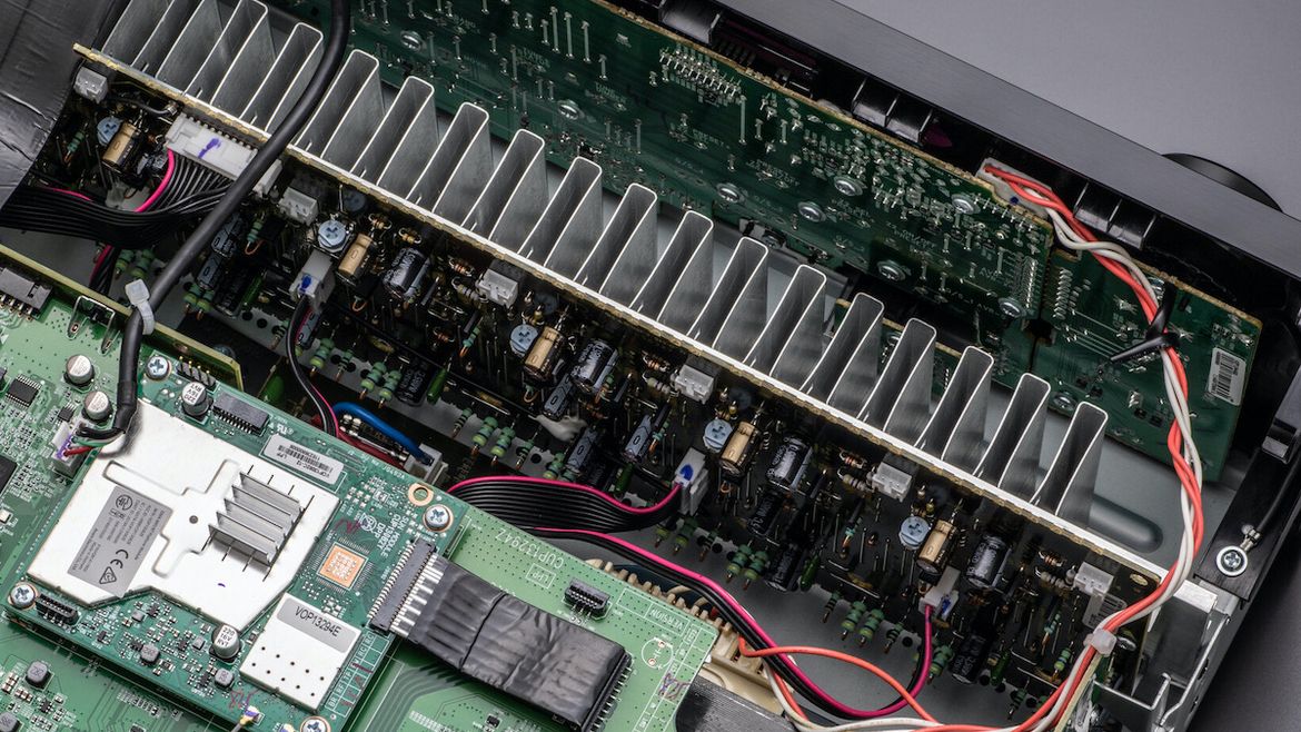 Denon AVR-X2800H- Innenleben und Endstufen