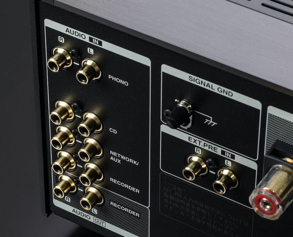 Rückseitige Detailaufnahme PMA-A110 von Denon - Anschlüsse