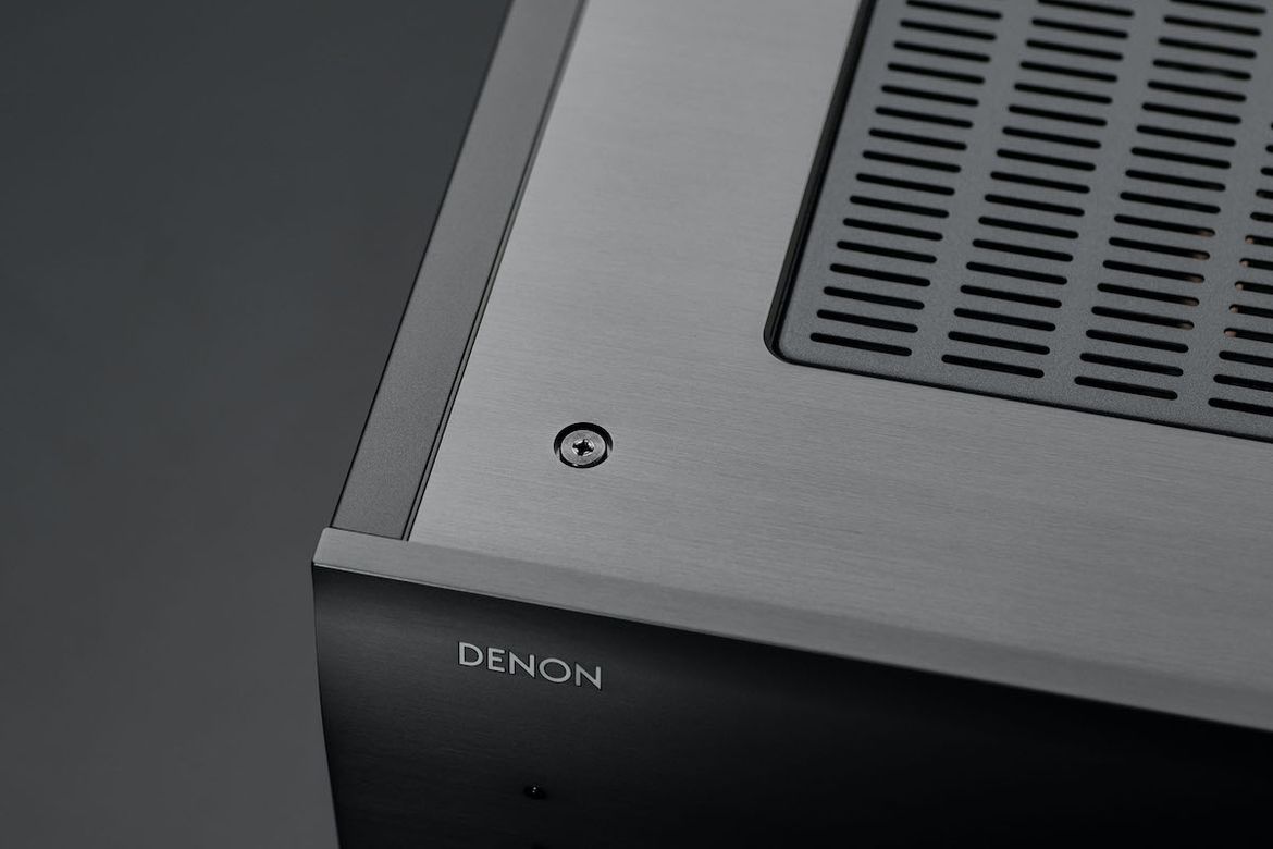 Detailaufnahme Gehäuse des Denon PMA-A110