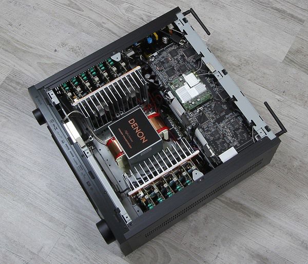 Innenleben des Denon AVC-X8500H