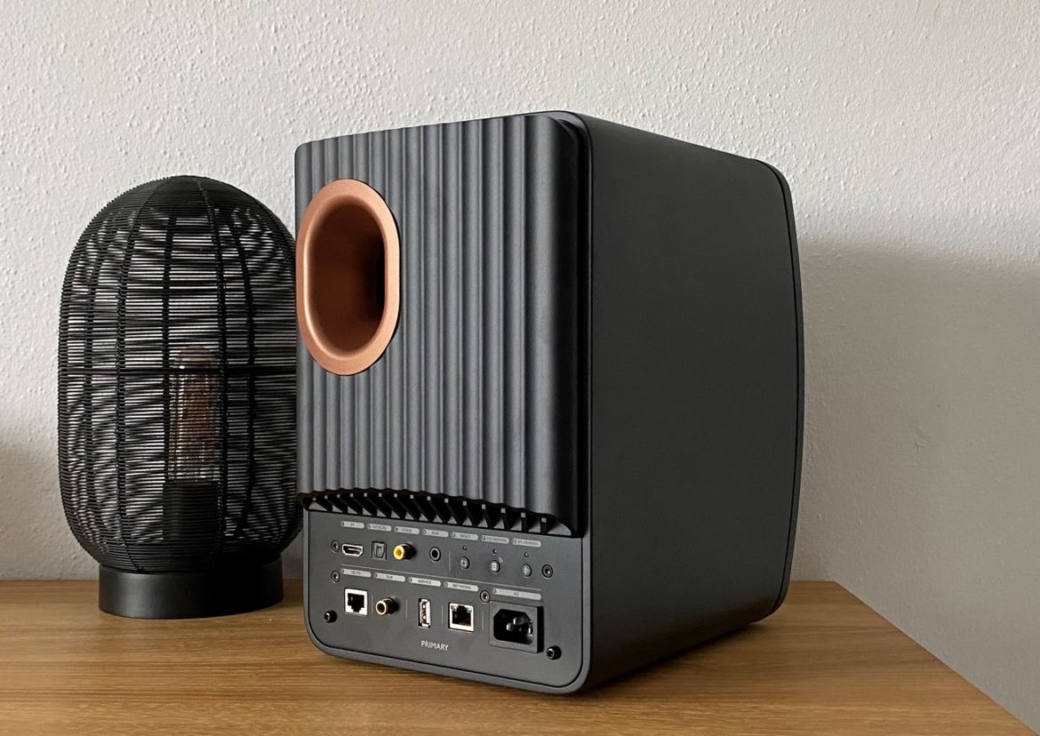 Rückseite des KEF Wireless 50 II Regallautsprechers