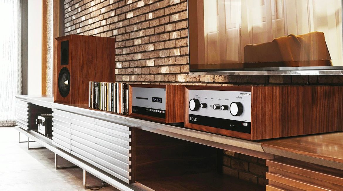 Leak Stereo 230 gemeinsam mit Leak CDT abgebildet im Wohnraum