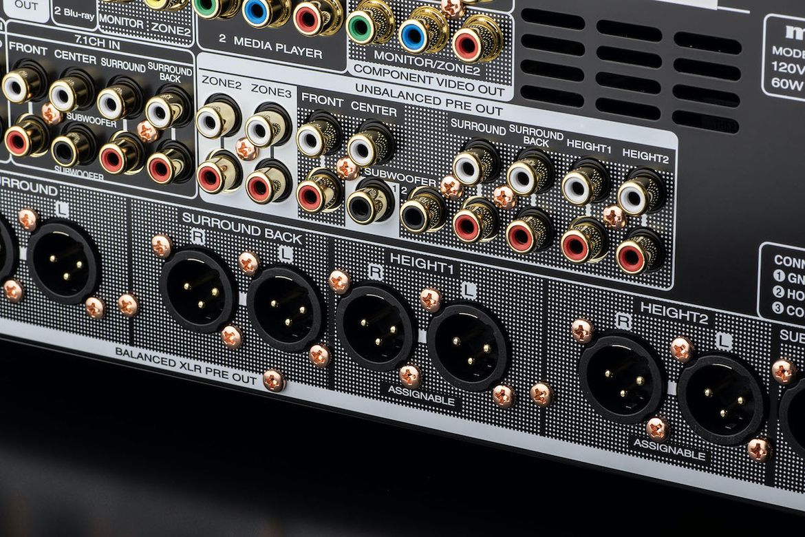 AV7706: Cinch und XLR Vorverstärker-Ausgänge