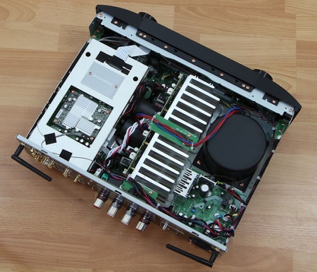 Trafo, große Elkos und Kühlkörper im Marantz PM7000N
