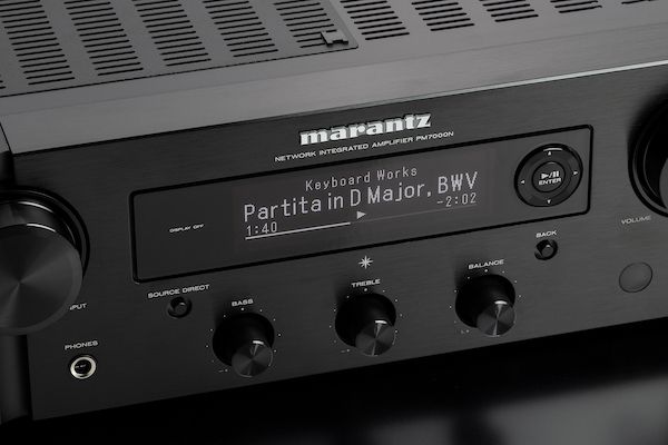 Display und Klangregelung des Marantz PM7000N
