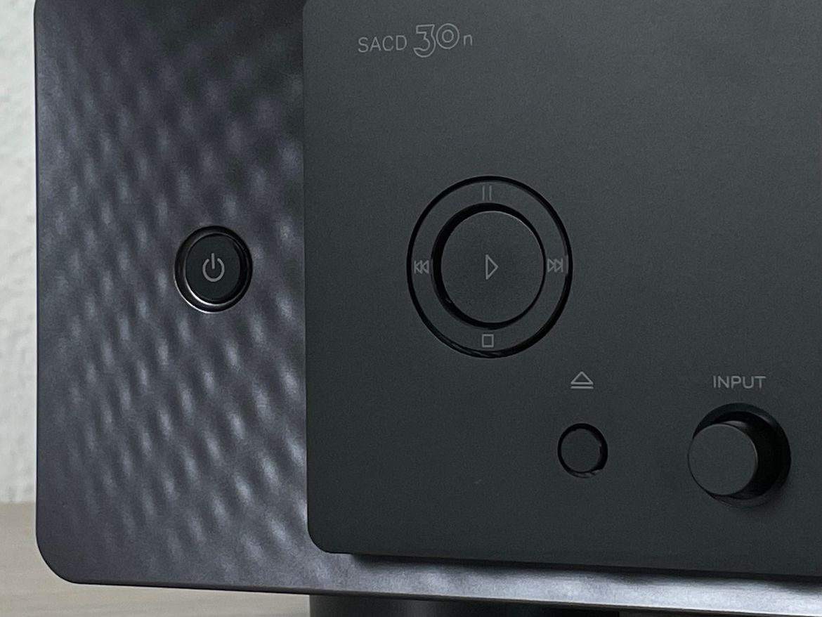 Marantz SACD 30n - Detailaufnahme Front links