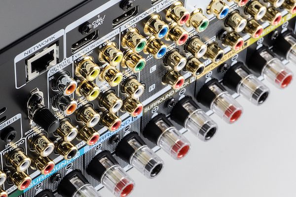 Vergoldete Lautsprecheranschlüsse am SR6014
