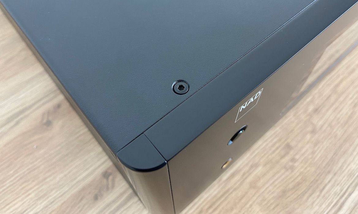 Detailaufnahme NAD AVR - exzellente Verarbeitung