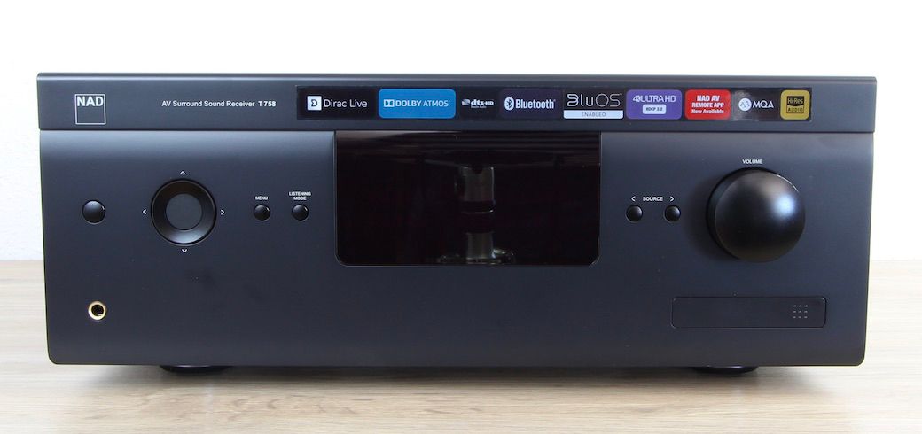 NAD T 758 mit BluOS-Streaming-Dongle