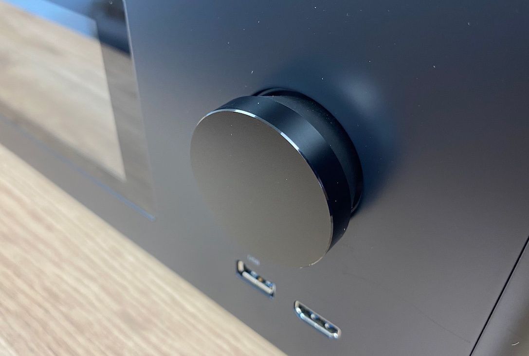 Detailaufnahme des Laustärkereglers am NAD T778 AV-Receiver