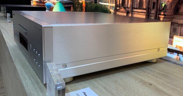 Seitenansicht des SACD-Players Pioneer PD-50AE in Silber