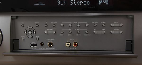 Bedienelemente unter der Frontplatte an einem Yamaha AVENTAGE Receiver