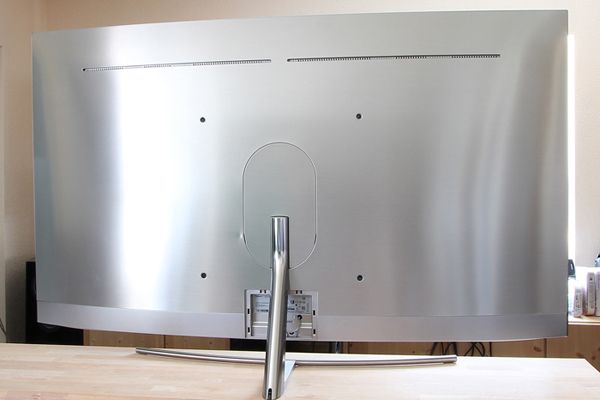 Rückansicht eines Samsung Curved TVs