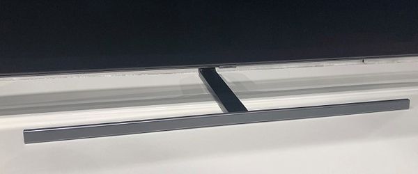 Dezent und elegant: Standfuß des Q80R