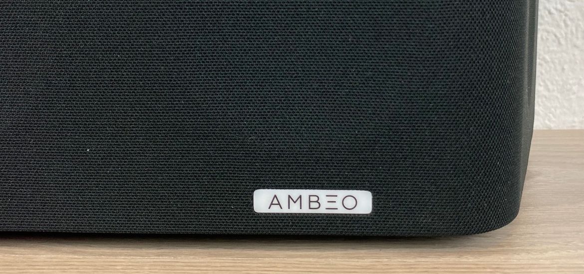 AMBEO-Schriftzug an der Sennheiser AMBEO Soundbar vorne