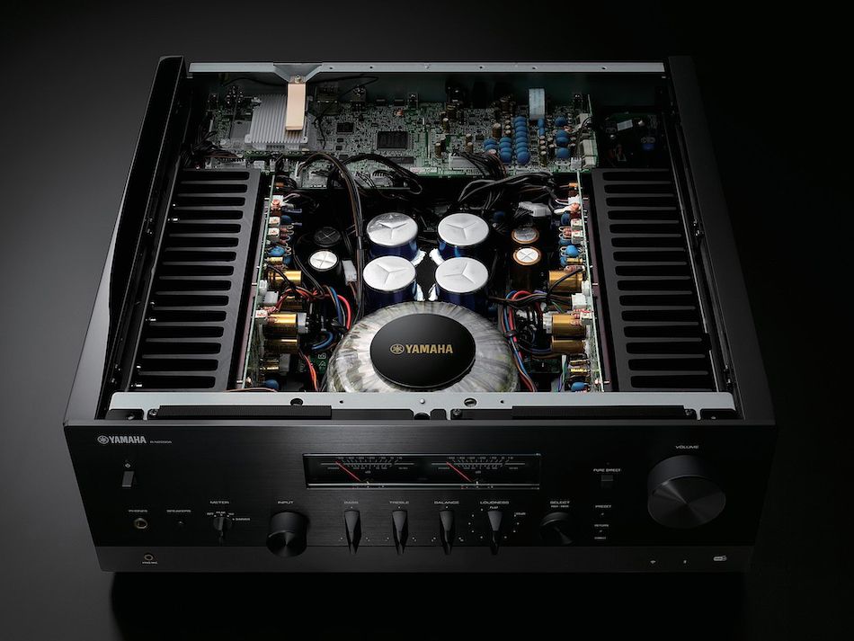 Yamaha R-N2000A von vorne