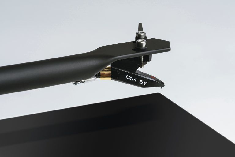 Der Tonarm ist eine neue Version mit vormontiertem Ortofon OM 5E