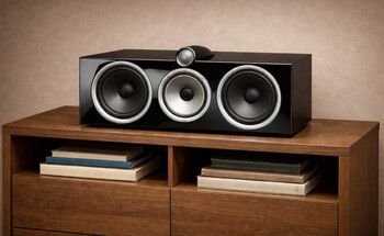 Centerlautsprecher auf einem Holzrack