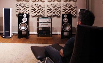 Teaserbild: Musikhören in unserem Vorführstudio