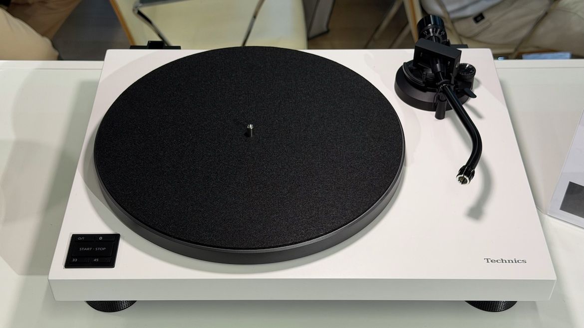 Der Technics SL-40CBT in Weiß