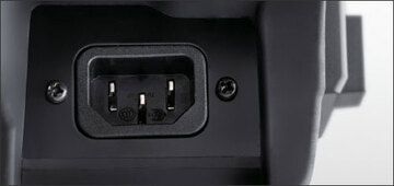Kaltgeräte-Netzanschluss. Vorteil: Hochweriges Netzkabel anschließbar