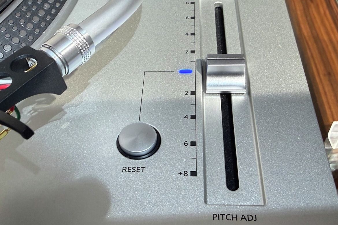 Weitere Ansicht der Bedienelemente des Technics SL-1200 G