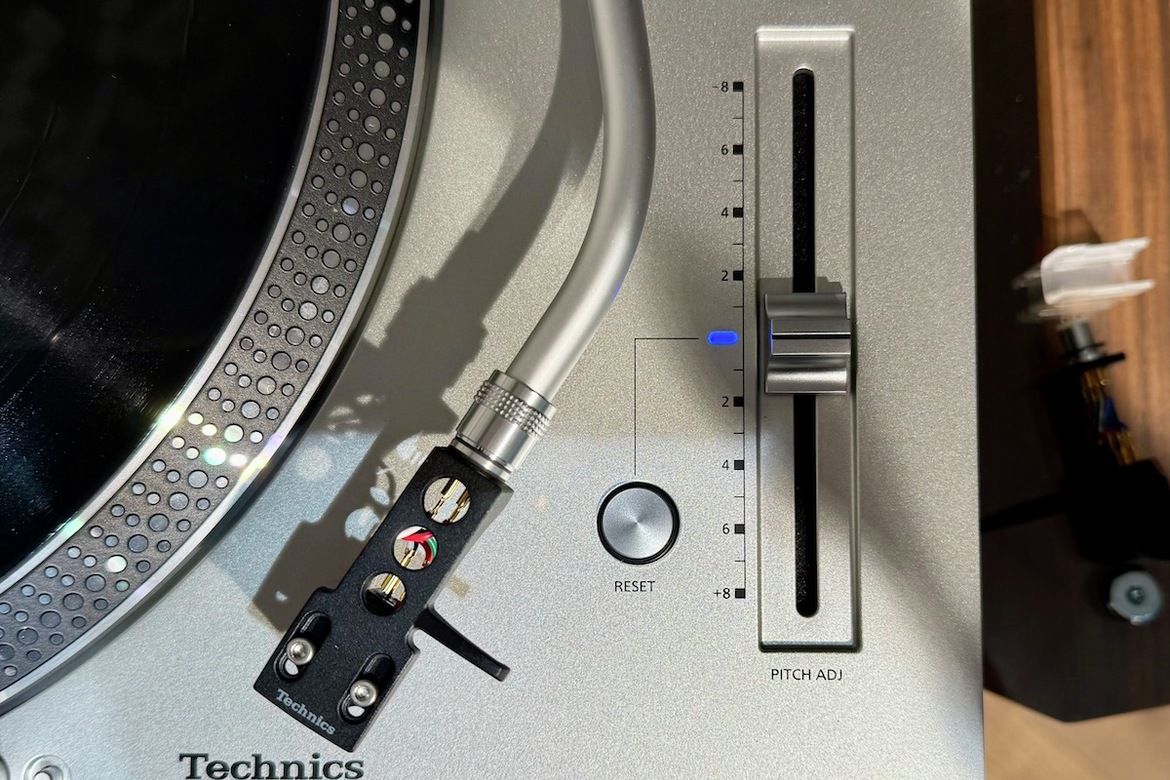 Blick von oben auf Tonarm und Systemträger des Technics SL-1200 G