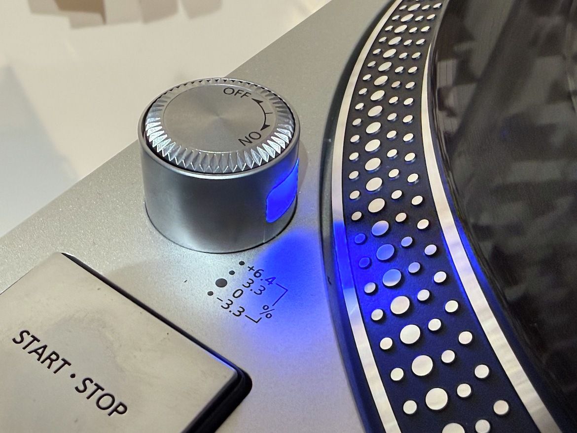 Die blaue LED des Technics SL-1200 G macht die Rotationsgeschwindigkeit erkennbar