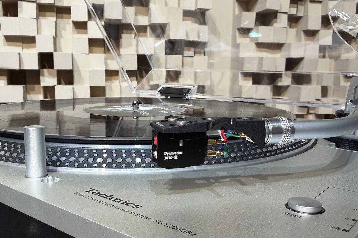 Im Bild der sehr hochwertiger Tonabnehmer des Technics SL-1200 G