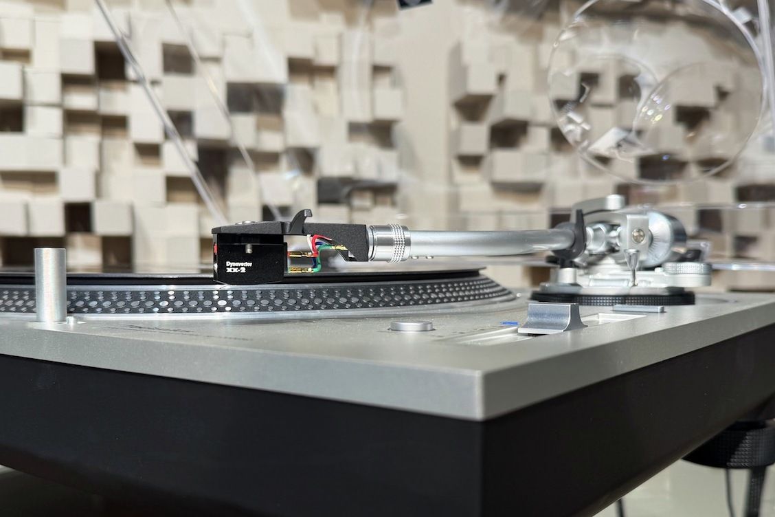 Der Technics SL-1200 G von der Seite fotografiert