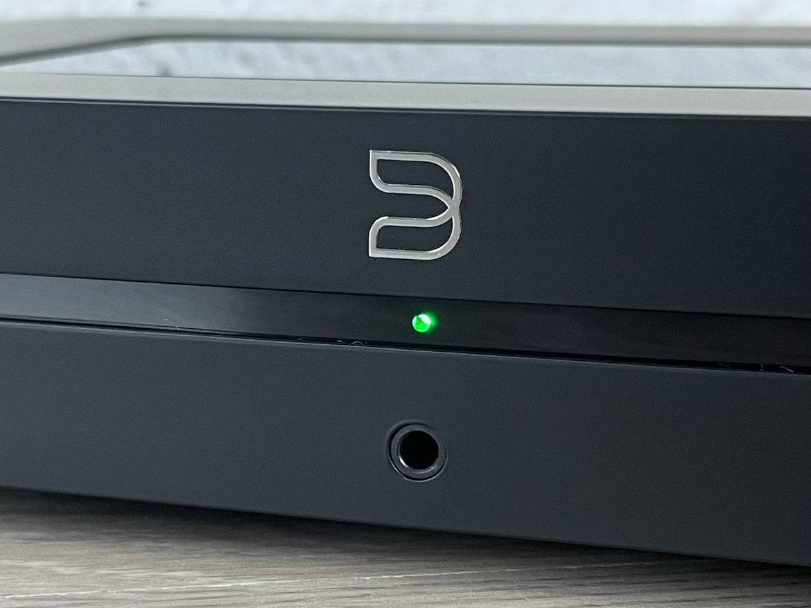 Bluesound Node N130 - Mini-Klinkenanschluss an der Front