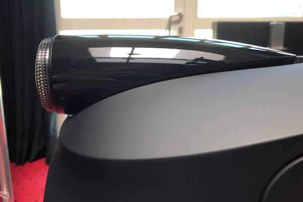 Seitliche Ansicht des Bowers &amp; Wilkins Carbon Dome Hochtöners