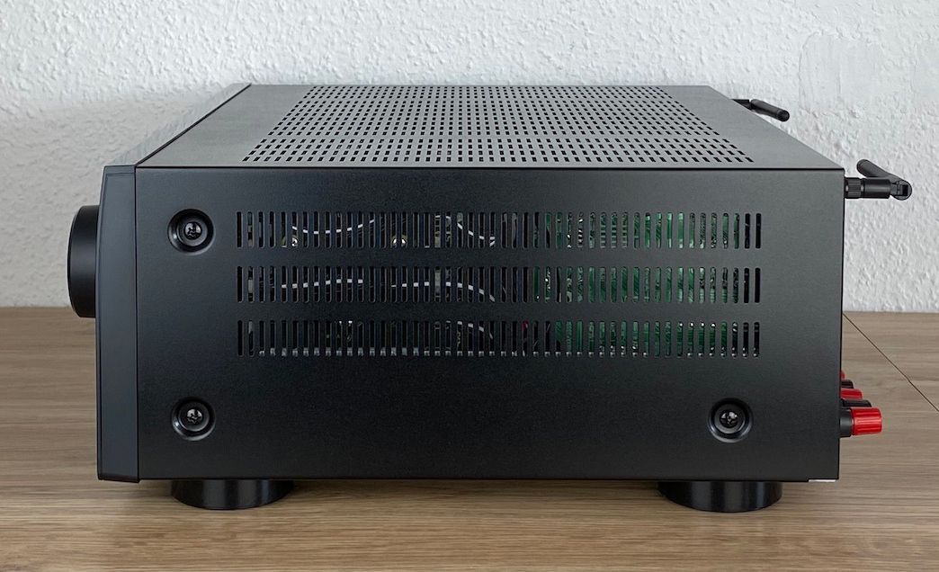 Seitlich: Denon AVC-X3700H
