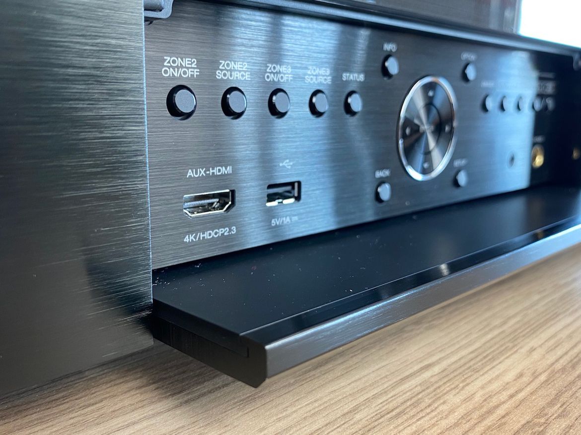 Denon AVC-X6700H - HDMI-Eingang an der Front