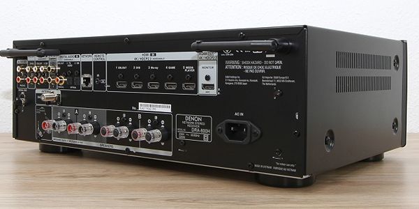 Rückseite des Denon DRA-800H mit Anschlüssen